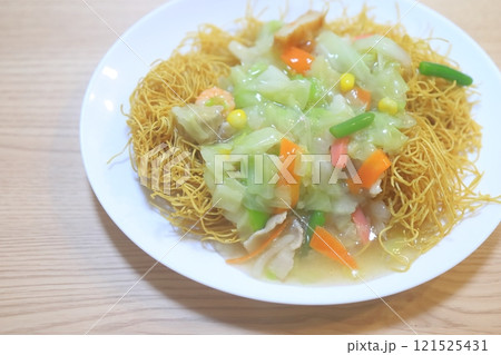 お皿に盛り付けた長崎名物皿うどん 121525431
