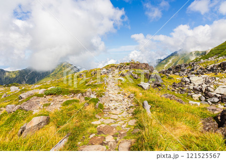 秋の立山黒部アルペンルート　紅葉初期の室堂山展望台 121525567