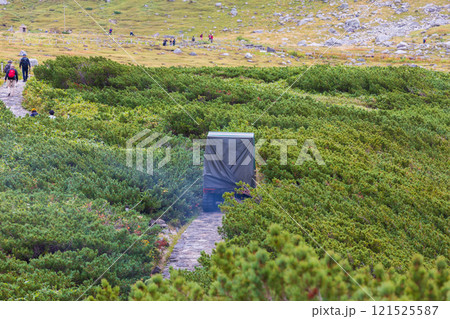 秋の立山黒部アルペンルート 紅葉初期の室堂平 秋の立山黒部アルペンルート 紅葉初期の室堂平 121525587