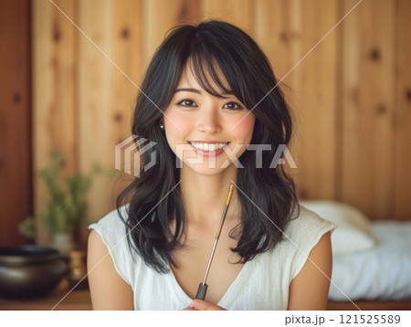 サウンドセラピストの女性_1 121525589