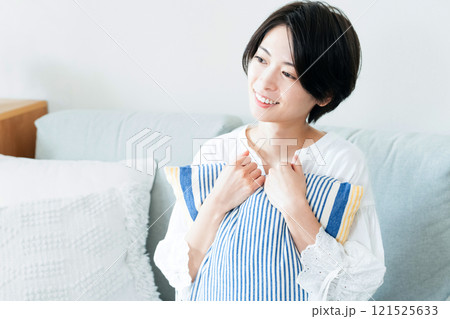 栄養指導をする栄養士の女性 栄養指導をする栄養士の女性 121525633