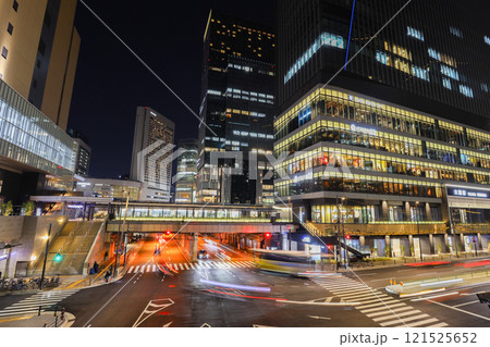 夜の梅田ランプ東交差点 121525652