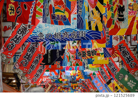 年末のお客さんで賑わう明石の魚の棚商店街 121525689