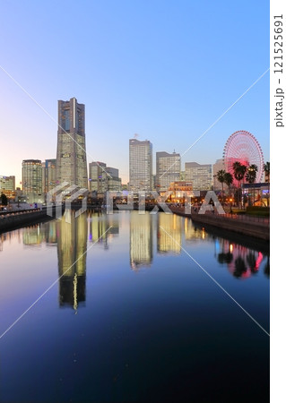 《神奈川県》横浜みなとみらい・全館ライトアップ夜景 《神奈川県》横浜みなとみらい・全館ライトアップ夜景 121525691