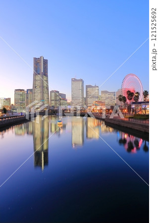 《神奈川県》横浜みなとみらい・全館ライトアップ夜景 《神奈川県》横浜みなとみらい・全館ライトアップ夜景 121525692