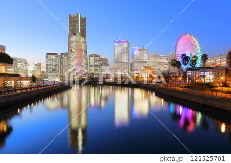 《神奈川県》横浜みなとみらい・全館ライトアップ夜景 《神奈川県》横浜みなとみらい・全館ライトアップ夜景 121525701