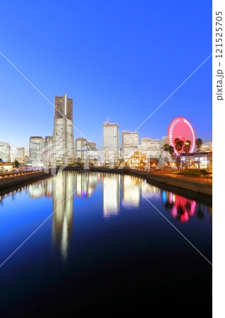 《神奈川県》横浜みなとみらい・全館ライトアップ夜景 《神奈川県》横浜みなとみらい・全館ライトアップ夜景 121525705
