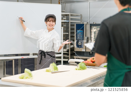調理師のセミナー・勉強会で教える講師の女性（フードコーディネーター・管理栄養士） 121525856