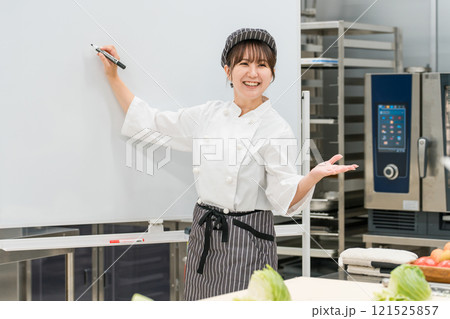 調理師のセミナー・勉強会で教える講師の女性(フードコーディネーター・管理栄養士) 調理師のセミナー・勉強会で教える講師の女性(フードコーディネーター・管理栄養士) 121525857