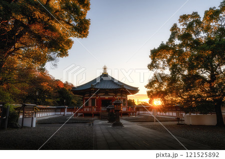 紅葉最盛期の成田山新勝寺 紅葉最盛期の成田山新勝寺 121525892