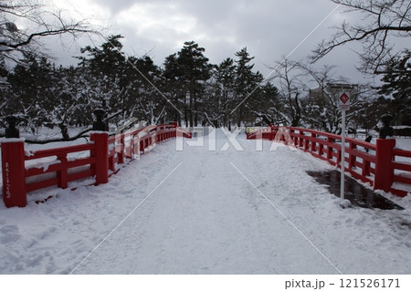 雪景色の杉の大橋_弘前城 121526171