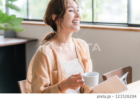 コーヒーを飲みながら読書・本を読む女性(自分時間・ミータイム・カフェ・家) コーヒーを飲みながら読書・本を読む女性(自分時間・ミータイム・カフェ・家) 121526284