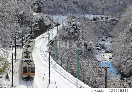 冬の諏訪峡を行く上越線211系電車（群馬県利根郡みなかみ町） 121526311