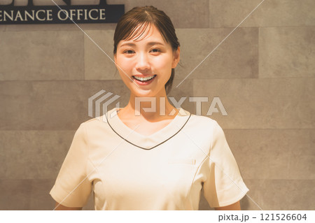 笑顔で受付をする医院の女性イメージ 笑顔で受付をする医院の女性イメージ 121526604