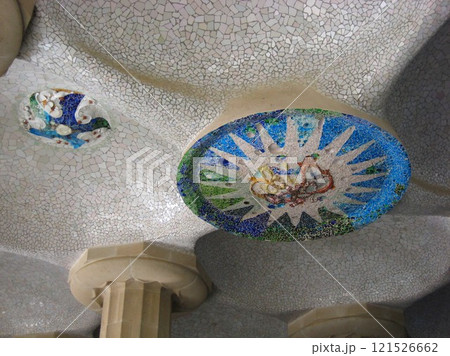 バルセロナのグエル公園の色とりどりのタイル 121526662