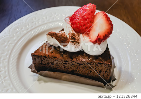 苺を乗せたチョコレートケーキのアップ 121526844