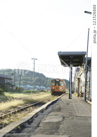 津軽鉄道津軽中里駅に入線する列車 津軽鉄道津軽中里駅に入線する列車 121526888
