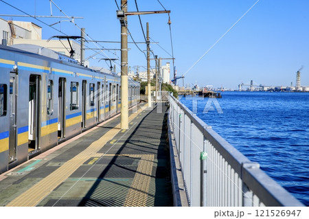 横浜市、海芝浦駅のホームと鶴見線E131系電車 121526947