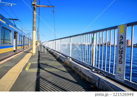 横浜市、海芝浦駅のホームと鶴見線E131系電車 121526949