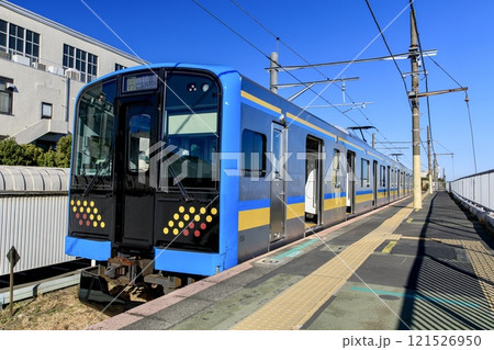 横浜市、海芝浦駅のホームと鶴見線E131系電車 121526950