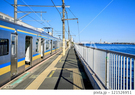 横浜市、海芝浦駅のホームと鶴見線E131系電車 横浜市、海芝浦駅のホームと鶴見線E131系電車 121526951