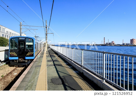 横浜市、海芝浦駅のホームと鶴見線E131系電車 121526952