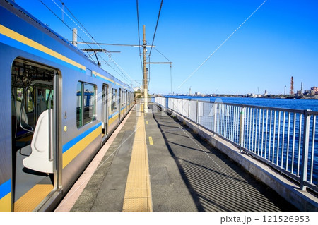 横浜市、海芝浦駅のホームと鶴見線E131系電車 横浜市、海芝浦駅のホームと鶴見線E131系電車 121526953