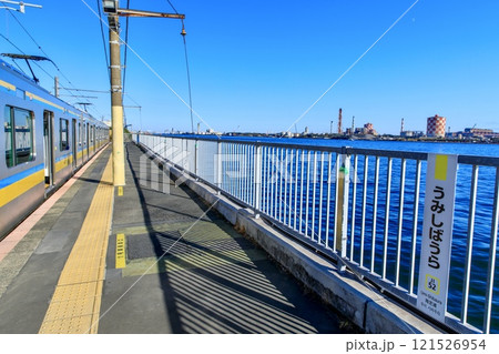 横浜市、海芝浦駅のホームと鶴見線E131系電車 横浜市、海芝浦駅のホームと鶴見線E131系電車 121526954