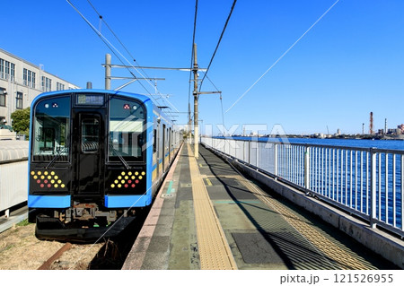 横浜市、海芝浦駅のホームと鶴見線E131系電車 横浜市、海芝浦駅のホームと鶴見線E131系電車 121526955