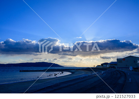 夕暮れ時の兵庫県明石市の大蔵海岸 121527033
