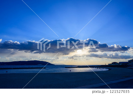 夕暮れ時の兵庫県明石市の大蔵海岸 夕暮れ時の兵庫県明石市の大蔵海岸 121527035