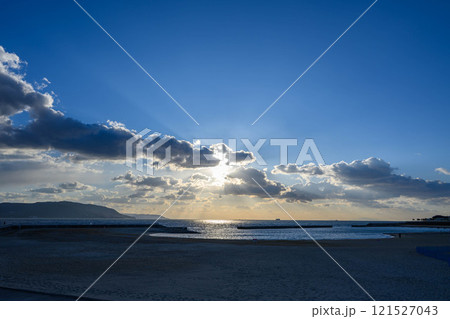夕暮れ時の兵庫県明石市の大蔵海岸 夕暮れ時の兵庫県明石市の大蔵海岸 121527043