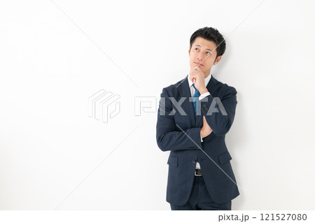 悩むビジネスマン　中年男性 121527080