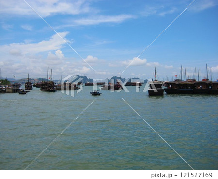 ベトナムの世界遺産のハロン湾の奇岩 ベトナムの世界遺産のハロン湾の奇岩 121527169