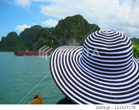 ベトナムのハロン湾でカヤックをする女性の後ろ姿と帽子 ベトナムのハロン湾でカヤックをする女性の後ろ姿と帽子 121527170