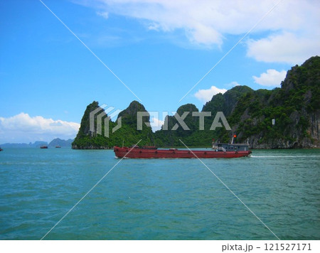 ベトナムの世界遺産のハロン湾の奇岩 121527171