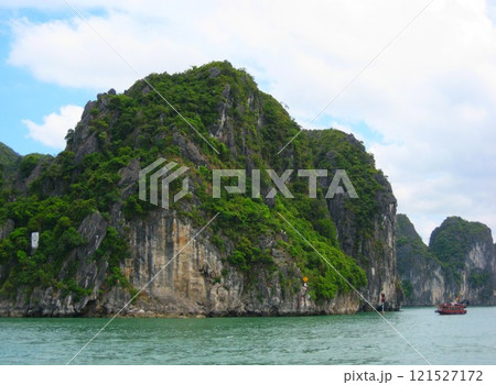 ベトナムの世界遺産のハロン湾の奇岩 121527172