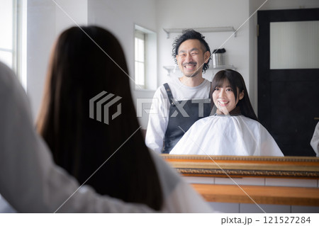 美容室でカットやヘアケアするところ　お客さんと美容師のイメージ 121527284