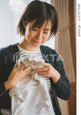 洋服をたたむ若い女性 121527388
