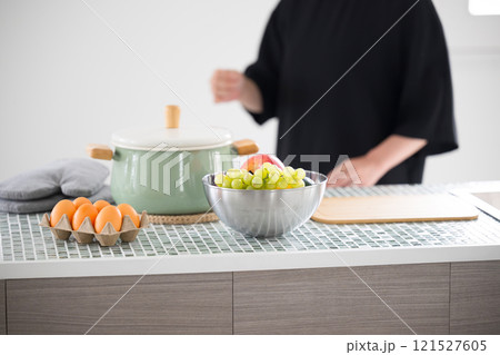 キッチンで料理の準備をする女性 キッチンで料理の準備をする女性 121527605