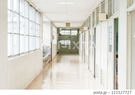 小学校・中学校・高校の校舎・学校の廊下 小学校・中学校・高校の校舎・学校の廊下 121527727