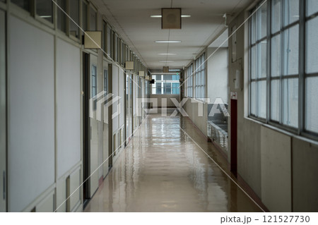 小学校・中学校・高校の校舎・学校の廊下 121527730