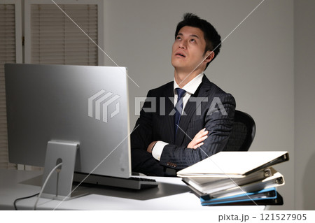 疲れながら仕事をするビジネスマン 121527905