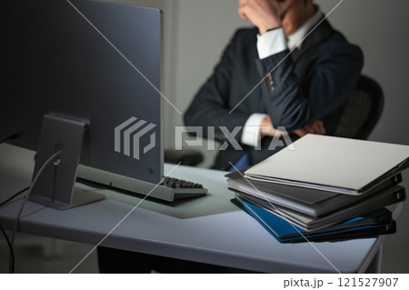 疲れながら仕事をするビジネスマン 121527907