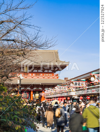 浅草寺　宝蔵門と仲見世 121527924