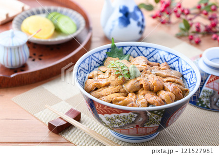 贅沢な高級雲丹を使った うに丼 贅沢な高級雲丹を使った うに丼 121527981