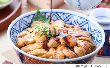 贅沢な高級雲丹を使った うに丼 贅沢な高級雲丹を使った うに丼 121527994