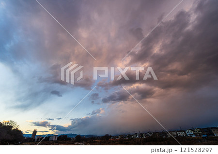 寒気団 寒気と共に地上に落ちる雲 寒気団 寒気と共に地上に落ちる雲 121528297