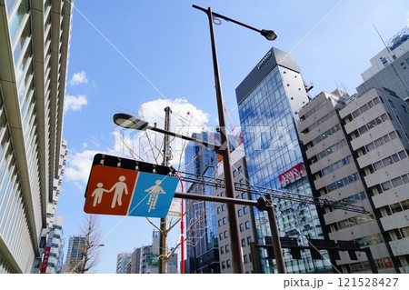東京の歩道と自転車レーン 東京の歩道と自転車レーン 121528427