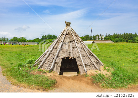 三内丸山遺跡　竪穴住居跡（復元）　世界遺産「北海道・北東北の縄文遺跡群」 121528828